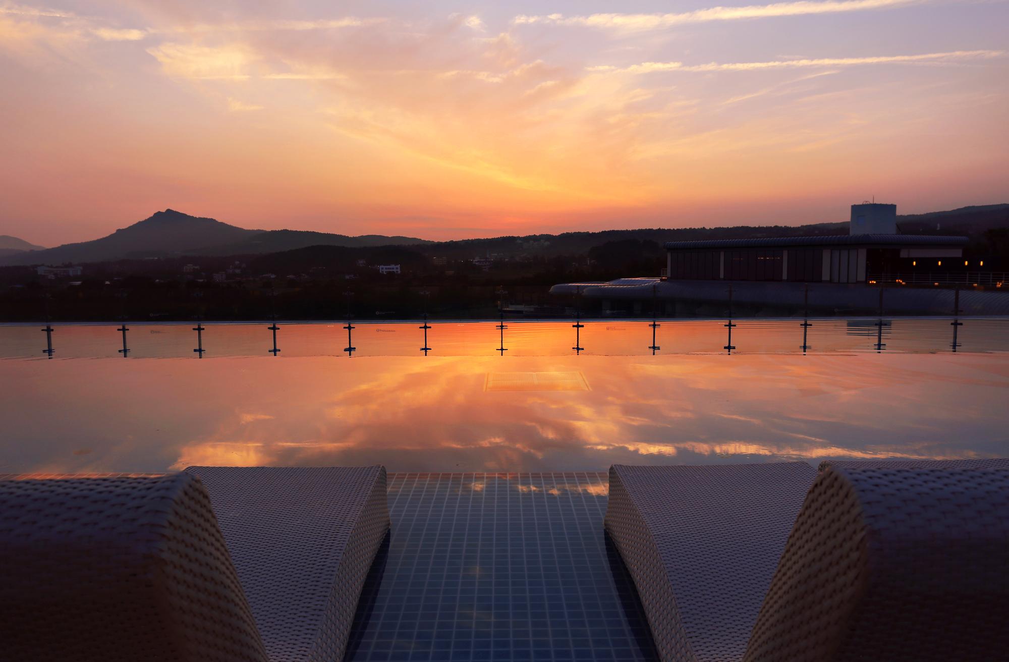 Kensington Jeju Hotel Eksteriør billede The Sunken Garden