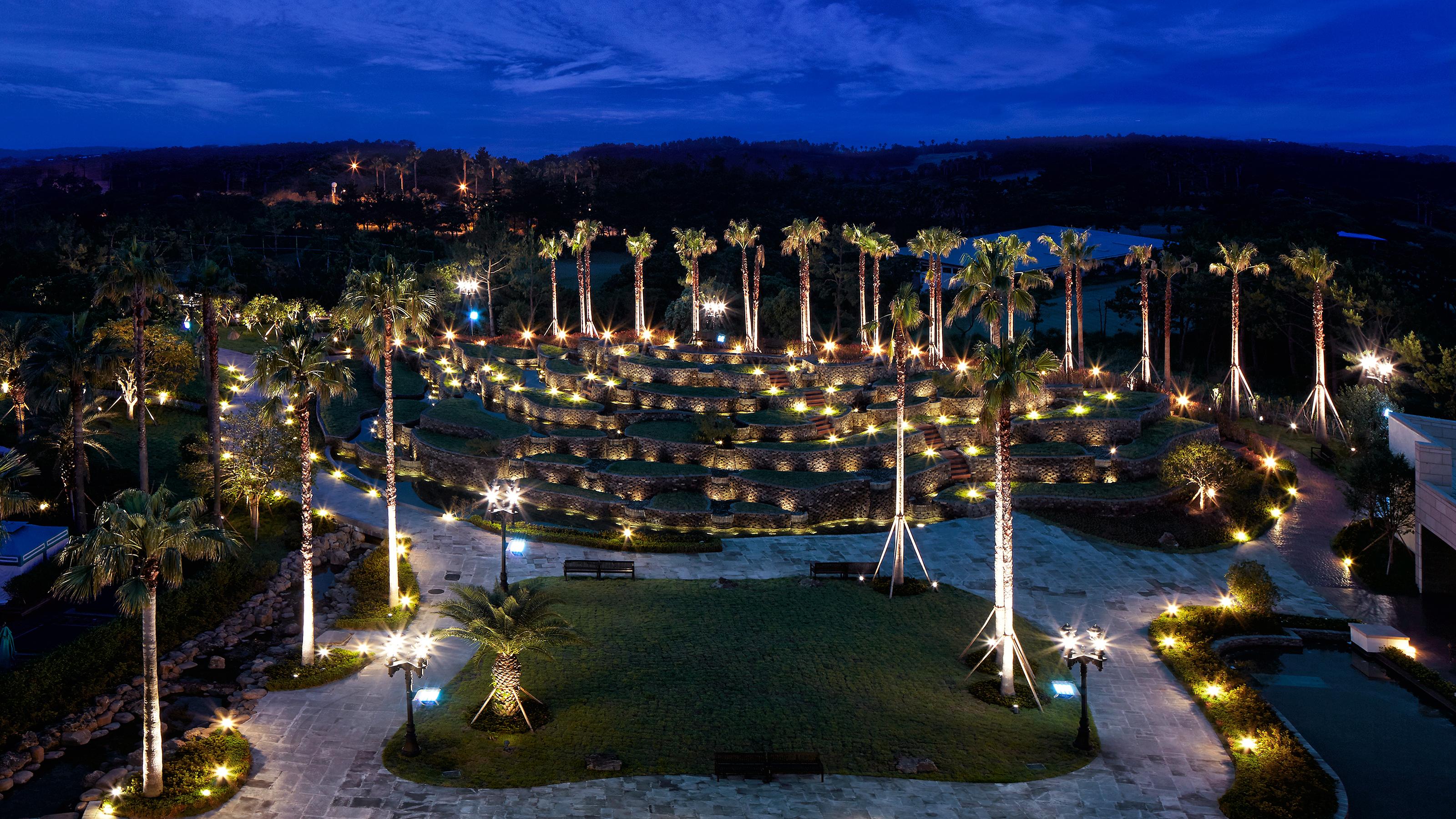 Kensington Jeju Hotel Eksteriør billede The resort at night