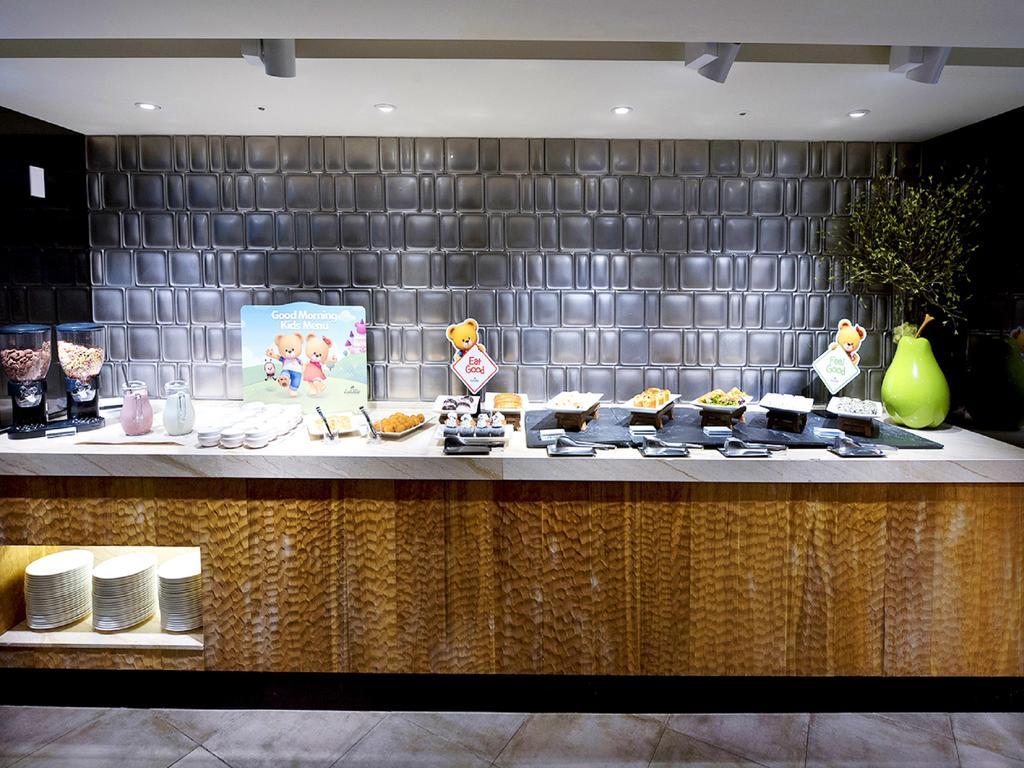 Kensington Jeju Hotel Eksteriør billede The buffet at the lounge