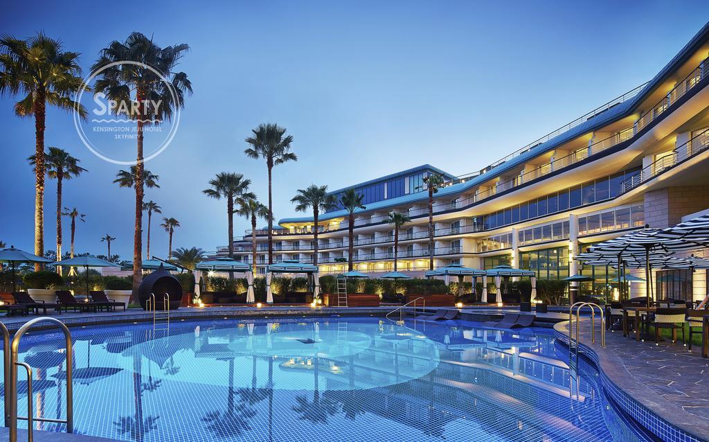 Kensington Jeju Hotel Eksteriør billede The pool at the Sheraton Jumeirah Hotel