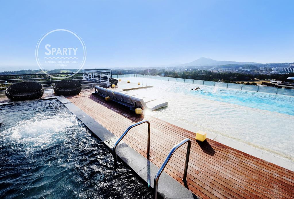 Kensington Jeju Hotel Eksteriør billede The pool at the top of the hotel