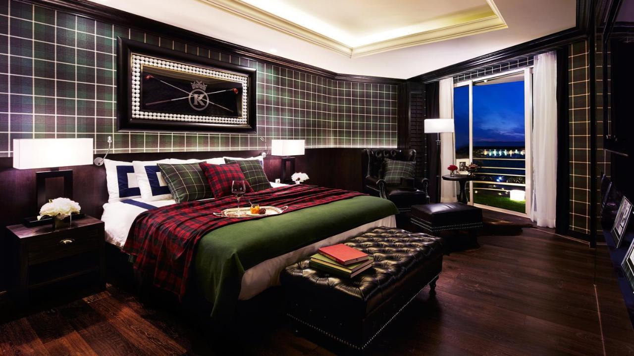 Kensington Jeju Hotel Eksteriør billede A bedroom at The Ivy Hotel